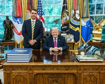 Trump evita citar apoio a Flávio, mas diz acompanhar eleição "de perto"