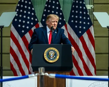 Trump volta a barrar jornalistas na Casa Branca mesmo após decisão judicial