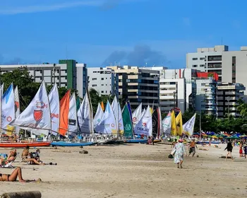 Turista denuncia assédio sexual durante passeio de jangada na Praia de Pajuçara