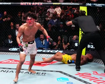 UFC: brasileiro é levado ao hospital após derrota dura em luta principal