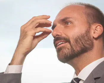 Um dia após sessão do STF, Eduardo se reúne com governo Trump