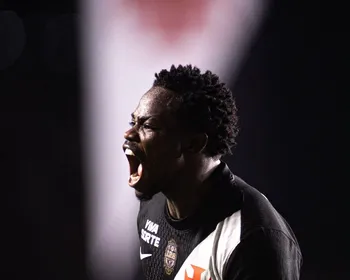 Vasco supera expulsão, vence Vitória e abre vantagem na Copa do Brasil
