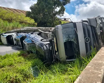 Vídeo: tombamento de carreta interdita trecho da BR-101 em Novo Lino