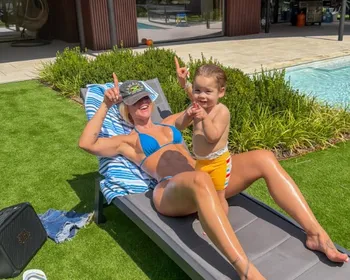 Virginia Fonseca aproveita dia de sol em Madri ao lado do filho e chama atenção nas redes sociais