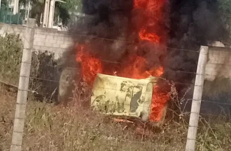 Carro capota após motorista desviar de motociclista e pega fogo em Arapiraca