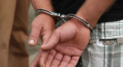Homem é preso por embriaguez ao volante após provocar acidente e tentar agredir vítima