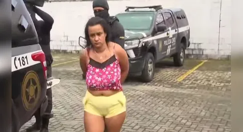 Mulher é presa suspeita de ser mandante da morte de ambulante na Pajuçara