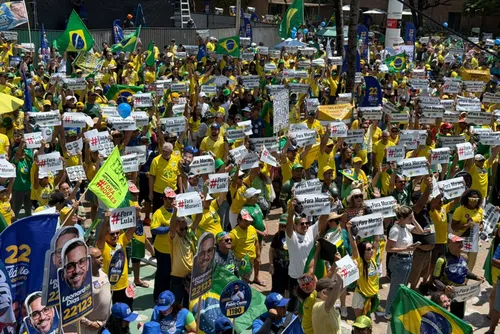 
				Bolsonaristas cruzam a orla de Maceió em ato por Flávio e contra Lula; veja como foi!
			
			