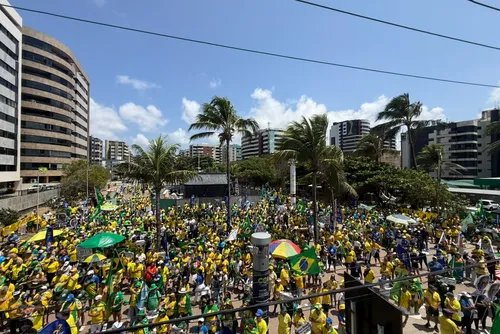 
				Bolsonaristas cruzam a orla de Maceió em ato por Flávio e contra Lula; veja como foi!
			
			