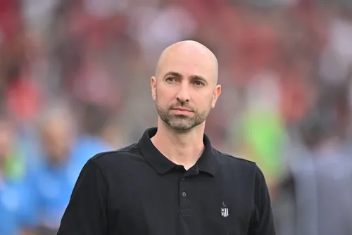 
				Botafogo busca reduzir danos da crise diante do líder Palmeiras
			
			