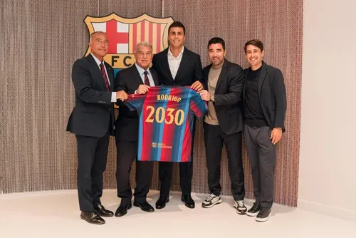
				Campeão da Copa, Rodri é anunciado como reforço do Barcelona
			
			