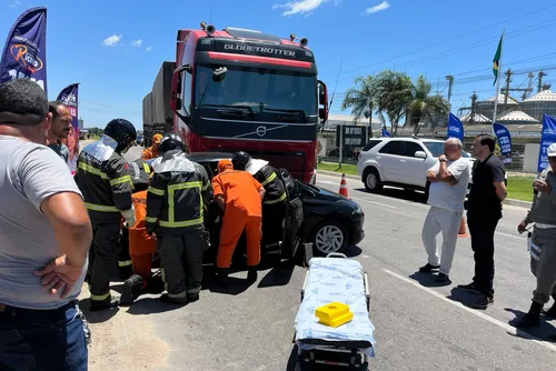 
				Carreta e carro colidem em Arapiraca e motorista é levado ao Hospital de Emergência
			
			