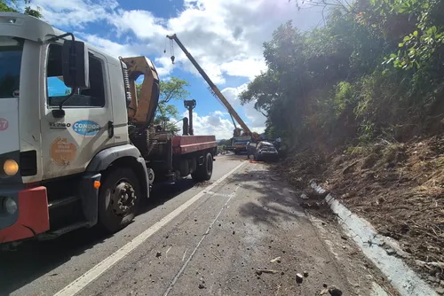 
				Cegonha com 11 carros tomba na BR-316 entre Satuba e Pilar
			
			