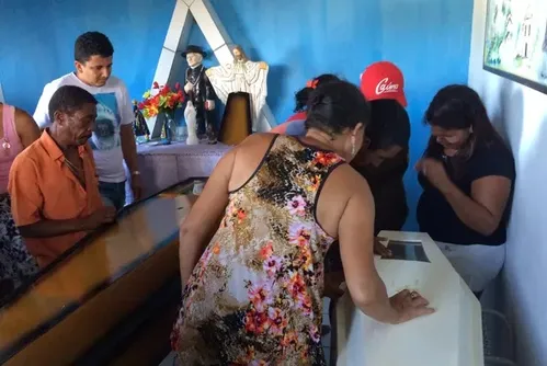 
				Evaldo da Silva Santos, a esposa Jenilza de Oliveira Paz e os filhos Guilherme, de 2 anos, e Esterfany, de 8, foram assassinados em 8 de novembro de 2015, no Sítio Zé Peó, em Guaxuma, Maceió.
			
			