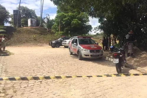 
				Segundo a perícia, as quatro vítimas sofreram múltiplos ferimentos provocados por uma foice. Evaldo teve 11 lesões, uma das mãos decepada e um corte profundo na nuca. Jenilza e as crianças também apresentavam ferimentos graves.
			
			