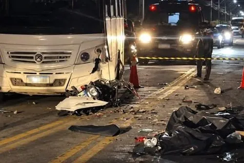 
				Colisão frontal entre motocicleta e micro-ônibus deixa 2 mortos em Coruripe
			
			