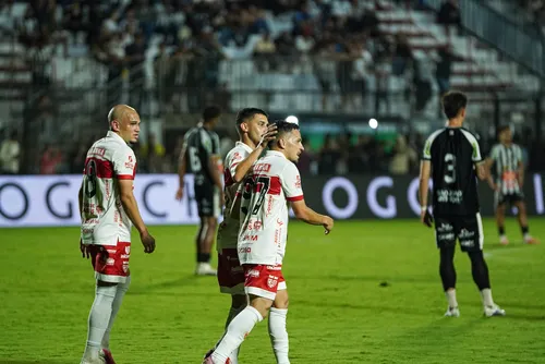 
				Com um gol em cada tempo, CRB vence Athletic e entra no G-6 da Série B: 2 a 0
			
			