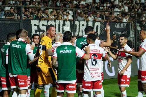
				Com um gol em cada tempo, CRB vence Athletic e entra no G-6 da Série B: 2 a 0
			
			