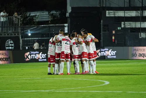 CRB entra em campo contra o Juventude com oito jogadores pendurados. — Foto: Lucca Morais/CRB
