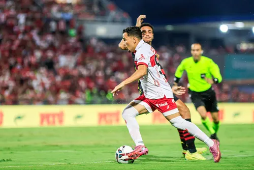 
				Assista aos melhores momentos: CRB vence o Sport e encosta no G-6 da Série B: 2 a 1
			
			