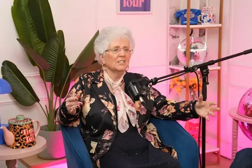 
				Ex-celibatária, mulher de 73 anos rebate críticas por dormir com jovens
			
			