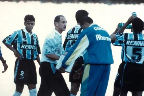 
				Felipão volta a comandar uma equipe após quase 3 anos; entenda
			
			