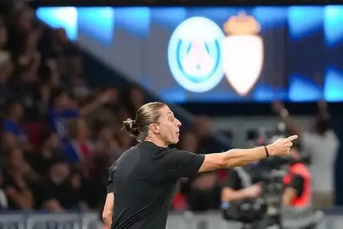 
				Filipe Luís 'se vinga', Monaco vence o PSG e assume liderança do Campeonato Francês
			
			