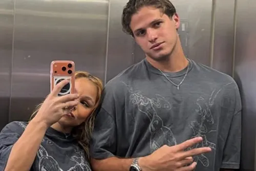 
				Flavia Saraiva confirma que está namorando goleiro famoso
			
			