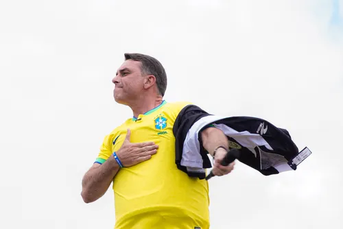 
				Flávio Bolsonaro recebe camisa do ASA durante comício em Arapiraca
			
			