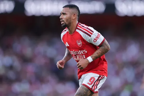 
				Gabriel Jesus se aproxima do Barcelona e fará exames nesta segunda (31)
			
			