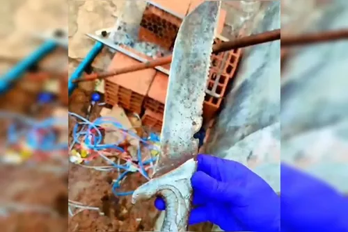 
				Homem mata amigo a facadas, esconde corpo em colchão e confessa crime; veja vídeo
			
			