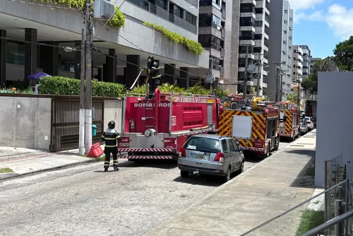 
				Incêndio atinge prédio na orla de Ponta Verde e mobiliza 5 viaturas do Corpo de Bombeiros
			
			