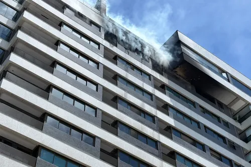 
				Incêndio atinge prédio na orla de Ponta Verde e mobiliza 5 viaturas do Corpo de Bombeiros
			
			