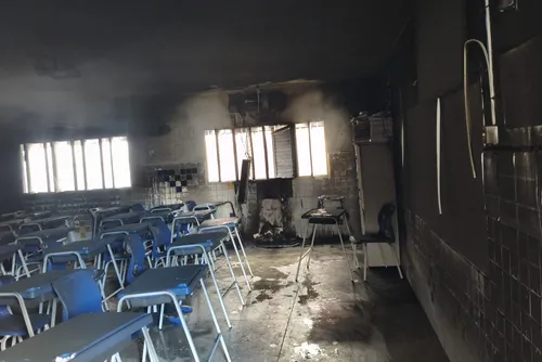 
				Incêndio atinge sala de escola em Arapiraca; aulas serão suspensas até terça-feira
			
			