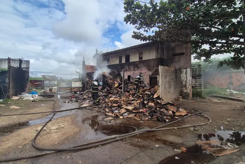 
				Incêndio destrói depósito de recicláveis e causa prejuízo de R$ 10 mil em Maceió
			
			