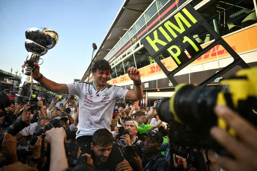 
				Kimi Antonelli recebe apoio de Vettel para recorde histórico da F1
			
			