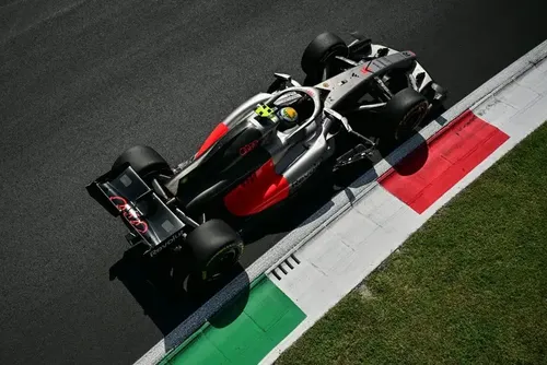 
				Kimi Antonelli vai da 19ª posição à vitória no GP da Itália pela F1 2026
			
			
