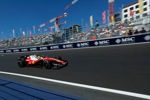 
				Lewis Hamilton nega suposto pedido para substituições na Ferrari
			
			