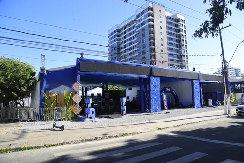 
				É justamente nessas regiões que a reportagem identificou parte dos comitês de campanha. Na Ponta Verde, o comitê de JHC e Marina Candia funciona na Avenida Álvaro Otacílio. Já a Jatiúca reúne estruturas de diferentes candidaturas, entre elas as de Renan Filho, Leonan, Teca Nelma, Arthur Lira e Alvinho Lira, Fátima Canuto e Renato Filho, além do comitê conjunto de Delegado Fábio Costa e Leonardo Dias.
			
			
