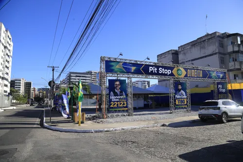 
				A estrutura conjunta de Delegado Fábio Costa e Leonardo Dias funciona na Rua Santa Fernanda, na Jatiúca. Todos os comitês citados na reportagem funcionam a partir das 7h e seguem com atendimento até à noite.
			
			