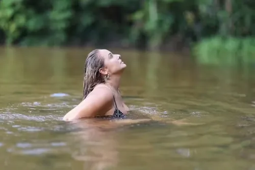 
				Mariana Belém exibe tatuagens ao se refrescar no Pará
			
			