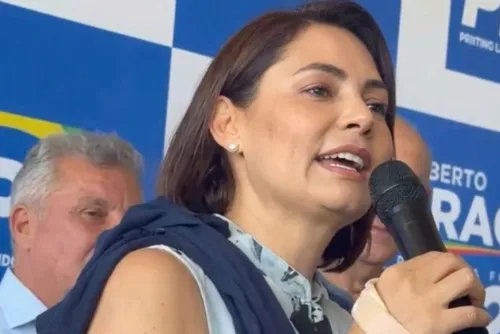 
				Michelle manda ‘abraço hétero’ de Jair Bolsonaro a deputado do PL: ‘Está com saudade de você’
			
			