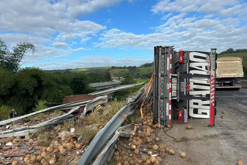 
				Motorista morre após caminhão carregado de coco tombar na BR-101, no Pilar
			
			