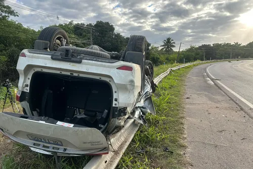 
				Motorista perde controle e capota SW4 com quatro pessoas na AL-101 Sul
			
			