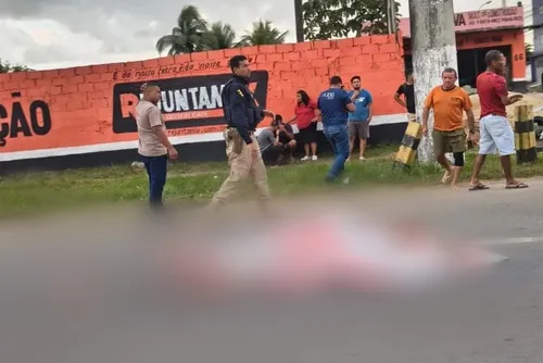 
				Mulher cai de garupa de moto e morre atropelada por caminhão no Eustáquio Gomes, em Maceió
			
			