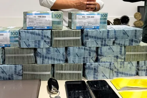 
				R$ 2 milhões apreendidos em Maceió: polícia investiga origem do dinheiro, contratos públicos e possível crime eleitoral
			
			