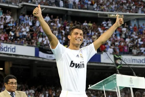
				Real Madrid abre os cofres e registra maior gasto em reforços desde 2019
			
			