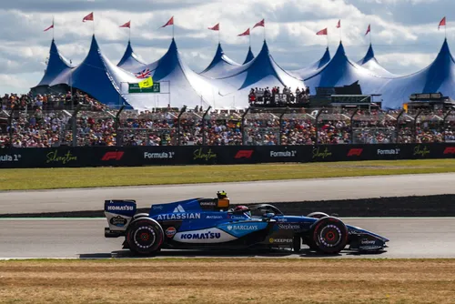 
				Sainz renova com Williams e afasta rumores de dupla com Bortoleto na F1
			
			