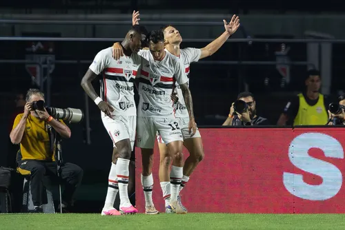
				São Paulo bate o RB Bragantino e volta a vencer no Brasileirão após quatro meses
			
			