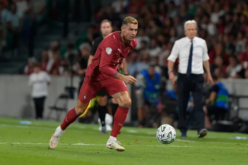 
				Seleção portuguesa perde 400 mil seguidores após saída de CR7
			
			